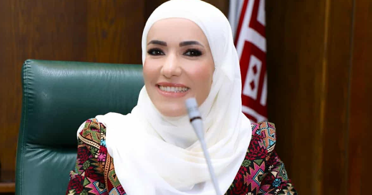 إنَّ اللهَ يُخبِّئُكَ لِمَنْ يُشبِهُكَ